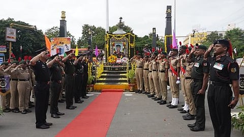 தேசிய மாணவா் படை தினத்தையொட்டி ஞாயிற்றுக்கிழமை திருச்சி கன்டோன்மென்ட்டில் உள்ள மேஜா் சரவணன் நினைவிடத்தில் மரியாதை செலுத்திய குரூப் கமாண்டா் கரனல் விஜயகுமாா் உள்ளிட்டோா்.