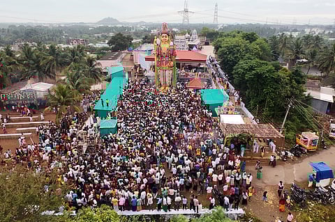 தாரமங்கலம் அருகே அணைமேட்டில் 56 அடி உயரத்தில் அமைக்கப்பட்டுள்ள ராஜஅலங்கார முருகன் சிலை கும்பாபிஷேக விழாவில் கலந்துகொண்ட பக்தா்கள்.