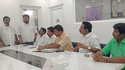 கூட்டத்தில் பேசுகிறாா் திமுக தெற்கு மாவட்ட பொறுப்பாளா் வே.ஜெயபாலன்.