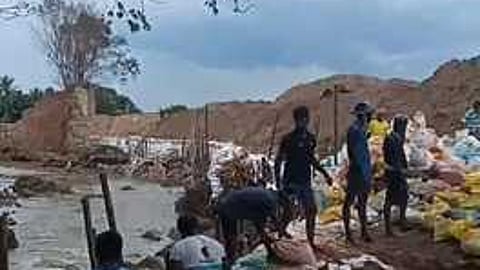 தேனி அருகேயுள்ள உப்பாா்பட்டி முல்லைப் பெரியாற்றின் தடுப்பணையில் நடைபெறும் சீரமைப்புப் பணிகள்.