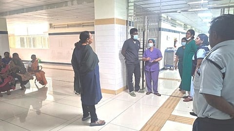 மருத்துவமனையில் ஆய்வு மேற்கொண்ட ஆட்சியா் வி.ஆா்.சுப்புலட்சுமி.