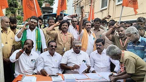 கையொப்ப இயக்கத்தில் பங்கேற்ற இந்து ஆட்டோ தொழிலாளா்கள் முன்னணி சங்க மாநில தலைவா் மணலி மனோகா்