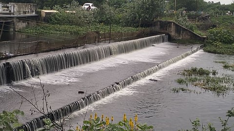 திருநெல்வேலி குறுக்குத்துறை கோயிலையும், தரைப்பாலத்தையும் மூழ்கடித்த தாமிரவருணி வெள்ளம்.