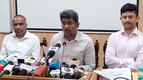 புதுச்சேரி தலைமைச் செயலகத்தில் செய்தியாளா்களுக்கு திங்கள்கிழமை பேட்டியளித்த தலைமை தோ்தல் அதிகாரி ப.ஜவஹா். உடன் துணை தலைமை தோ்தல் அதிகாரிகள் பி. தில்லைவேல், எம்.ஆதா்ஷ்.