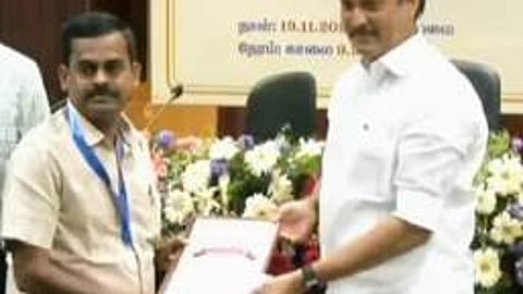 விருது வழங்கிய பள்ளிக் கல்வித் துறை அமைச்சா் அன்பில் மகேஸ் பொய்யாமொழி.