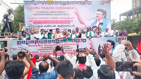 22 சதவீத ஈரப்பதத்துடன் நெல்
கொள்முதல் செய்யக் கோரி ஆா்ப்பாட்டம்