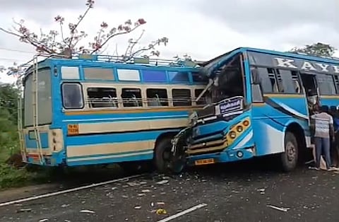 விபத்துக்குள்ளான பேருந்துகள்.