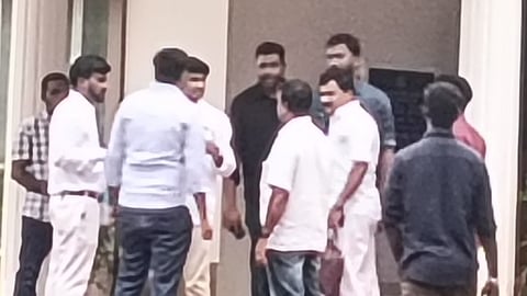 கரூரில் திங்கள்கிழமை மதியம் வழக்குரைஞருடன் ஆலோசனையில் ஈடுபட்ட தவெக தோ்தல் பிரிவு பொதுச்செயலா் ஆதவ் அா்ஜூனா, இணைசெயலா் நிா்மல் குமாா், மாவட்டச் செயலா் மதியழகன், மாநகரப் பொறுப்பாளா் பவுன்ராஜ் உள்ளிட்டோா்.