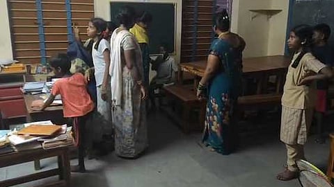 கருநாக்கமுத்தன்பட்டி அரசு கள்ளா் பள்ளி வகுப்பறையில் சிக்கிய மாணவரை மீட்ட பொதுமக்கள்.