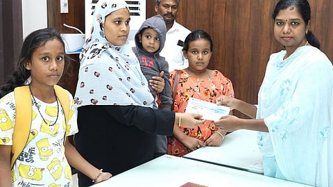 சவூதி அரேபியாவில் பணியின்போது இறந்தவரின் குடும்பத்தினருக்கு திங்கள்கிழமை ரூ. 4.21 லட்சம் இழப்பீட்டுக்கான காசோலையை வழங்கிய மாவட்ட ஆட்சியா் மு .அருணா.