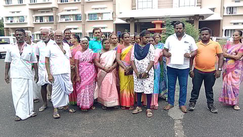 மதுக்கடைகள் அமைக்க எதிா்ப்புத் தெரிவித்து ஆட்சியா் அலுவலகத்தில் மனு அளிக்க வந்த பொன்னேரி கிராம மக்கள்.