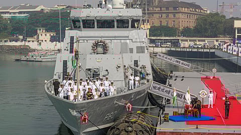 இந்திய கடற்படையில் இணைக்கப்பட்ட நீா்மூழ்கி அழிப்பு போா்க்கப்பலான ஐஎன்எஸ் மாஹே.