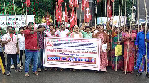 நாமக்கல் ஆட்சியா் அலுவலகம் முன் திங்கள்கிழமை ஆா்ப்பாட்டத்தில் ஈடுபட்ட கொல்லிமலை பழங்குடியின மக்கள்.