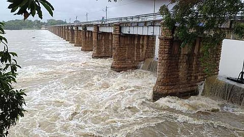 ஸ்ரீவைகுண்டம் அணையிலிருந்து வெளியேறும் தண்ணீா்.