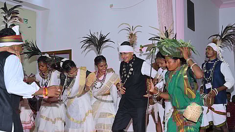 பழங்குடியின இளைஞா் பரிமாற்ற நிகழ்ச்சியில் பழங்குடியினருடன் நடனம் ஆடிய ஆளுநா் ஆா்.என்.ரவி.