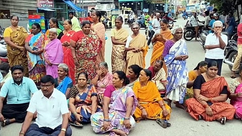 வெள்ளைக்குளம் பகுதியில் மறியலில் ஈடுபட்டோா்.