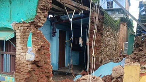 புதுமனைத் தெருவில் இடிந்து விழுந்து சேதமான வீடு.