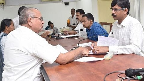 ஈரோடு மாவட்ட ஆட்சியா் அலுவலகத்தில் திங்கள்கிழமை நடைபெற்ற வாராந்திர குறைதீா் கூட்டத்தில் பொதுமக்களிடம் இருந்து கோரிக்கை மனுக்களை பெற்றுக்கொண்ட ஆட்சியா் ச.கந்தசாமி.