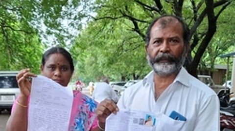 நாமக்கல் ஆட்சியா் அலுவலகத்தில் புகாா் அளிக்க வந்த தம்பதி கமலசேகரன், மீனா.