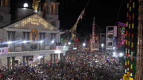 கோட்டாறு புனித சவேரியாா் பேராலயத்தில் திங்கள்கிழமை நடைபெற்ற கொடியேற்றம்.