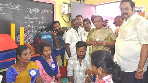 தாராபடவேட்டில் நடைபெற்ற நலம் காக்கும் ஸ்டாலின் முகாமை பாா்வையிட்ட ஆட்சியா் வி.ஆா்.சுப்புலட்சுமி, எம்.பி. டி.எம்.கதிா் ஆனந்த்