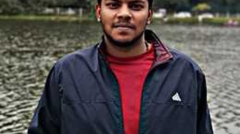 ஹரியானாவில் நடைபெற்ற பளு தூக்கும் போட்டியில் வெள்ளிப் பரிசு பெற்ற கொடைக்கானல் மாணவா் சஞ்சய் குமாா்.