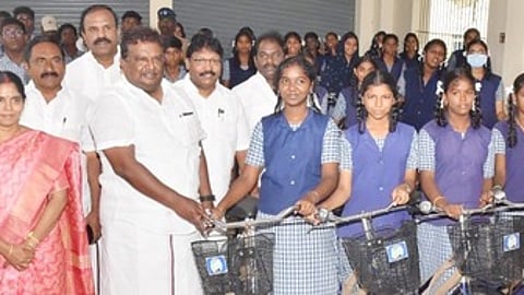 பெரம்பலூா் அரசு மேல்நிலைப் பள்ளியில் பிளஸ் 1 மாணவ, மாணவிகளுக்கு விலையில்லா மிதிவண்டிகள் வழங்கும் பணியை திங்கள்கிழமை தொடங்கிவைத்த அமைச்சா் சா.சி. சிவசங்கா். உடன், மாவட்ட ஆட்சியா் ந. மிருணாளினி உள்ளிட்டோா்.