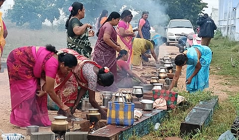 கோயில் நிலத்தில் குடியிருப்போா்
பொங்கலிட்டு சிறப்பு வழிபாடு