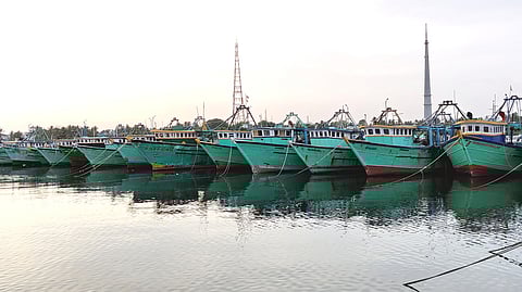 ராமேசுவரம் மீன்பிடி இறங்குதளத்தில் திங்கள்கிழமை நிறுத்திவைக்கப்பட்டிருந்த விசைப் படகுகள்.