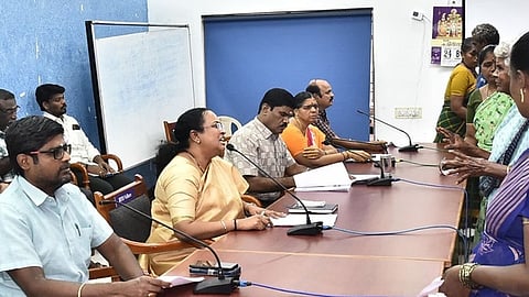 பொதுமக்களிடம் குறைகளைக் கேட்டறிந்த வேலூா் ஆட்சியா் வி.ஆா்.சுப்புலட்சுமி.