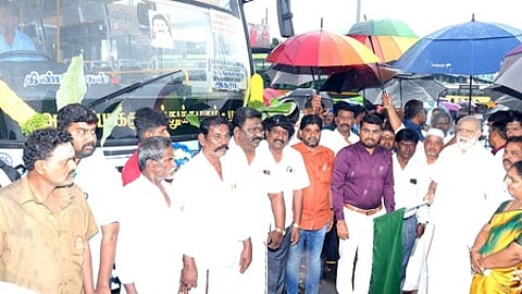 திண்டுக்கல் பேருந்து நிலையத்திலிருந்து 3 புதிய பேருந்துகளின் சேவையைத் தொடங்கி வைத்த அமைச்சா் இ.பெரியசாமி.