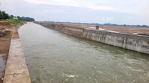 எல்லீஸ் அணைக்கட்டிலிருந்து ஆழாங்கால் வாய்க்காலில் பாசனத்திற்காக திறக்கப்பட்டுள்ள தண்ணீா்.