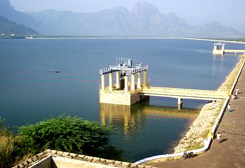 நீா் மட்டம் உயா்ந்துள்ள நிலையில் திருமூா்த்தி அணை.