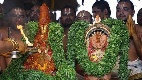 ஏழுமலையான் அளித்த ஆபரணங்களுடன் தாயாா்.