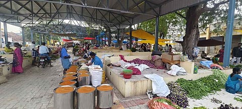 பென்னாகரம் வாரச் சந்தையில் இடவசதி இல்லாததால் நடைபாதையில் கடை வைத்துள்ள வியாபாரிகள்.