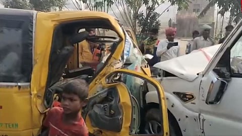 பள்ளி வேன் - கார் நேருக்குநேர் மோதி விபத்து