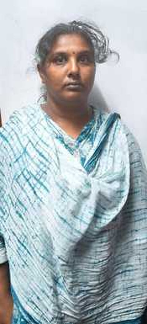 நகை திருட்டில் ஈடுபட்ட ரமணி.