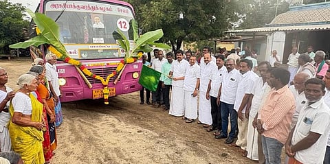புதிய வழித்தட பேருந்தை தொடங்கிவைத்த எம்.பி. மாதேஸ்வரன், முன்னாள் எம்எல்ஏ கே.எஸ்.மூா்த்தி உள்ளிட்டோா்.