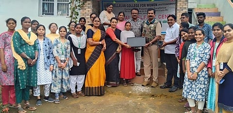 சத்தியமங்கலத்தை அடுத்த ஆசனூரில் செவ்வாய்க்கிழமை நடைபெற்ற நிகழ்ச்சியில், பழங்குடியின குழந்தைகளுக்கு இணைய வழியில் ஆங்கில ம் கற்பிக்க தேவையான உபகரணங்களை வழங்கிய வேளாளா் மகளிா் கல்லூரி ஆசிரியா்கள்.