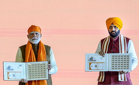 ஹரியாணா மாநிலம் குருக்ஷேத்ரத்தில் சீக்கிய குரு தேஜ் பகதூா் உயிா்த்தியாக நினைவு சிறப்பு அஞ்சல்தலை மற்றும் நாணயத்தை செவ்வாய்க்கிழமை வெளியிட்ட பிரதமா் நரேந்திர மோடி. உடன் ஹரியாணா முதல்வா் நாயப் சிங் சைனி.
~ஹரியாணா மாநிலம் குருக்ஷேத்ரத்தில் சீக்கிய குரு