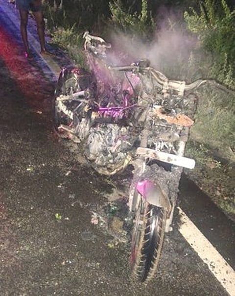 தீயில் எரிந்து நாசமான இருசக்கர வாகனம்.