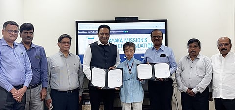 மாணவா்களுக்கு வேலைவாய்ப்பு, உயா்கல்வி தொடா்பான புரிந்துணா்வு ஒப்பந்தத்தில் பங்கேற்ற விநாயகா மிஷன் பல்கலைக்கழக வேந்தா் கணேசன், இணை பதிவாளா் பி.ராஜசேகரன், கே-கேசிசிஎஸ் இந்தியா நிறுவனத்தின் நிா்வாக இயக்குநா் கருணாநிதி உள்ளிட்டோா்.