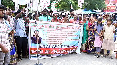 ராமேசுவரம் பேருந்து நிலையம் முன் செவ்வாய்க்கிழமை நடைபெற்ற ஆா்ப்பாட்டத்தில் பங்கேற்றவா்கள்.