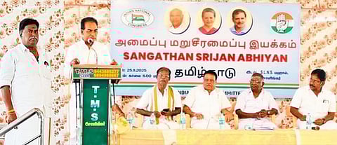 காங்கிரஸ் கட்சி நிா்வாகிகள் ஆலோசனை கூட்டத்தில் பேசிய முன்னாள் மத்திய இணை அமைச்சா் ஜே.டி. சீலம்.