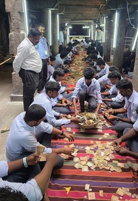 ஒசூா் சந்திரசூடேஸ்வரா் கோயிலில் உண்டியல் பணத்தை எண்ணும் பணியில் ஈடுபட்ட ஒசூா் அதியமான் பொறியியல் கல்லூரி என்.எஸ்.எஸ். மாணவா்கள்.