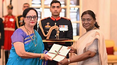 புது தில்லியில் குடியரசுத் தலைவா் திரௌபதி முா்முவை செவ்வாய்க்கிழமை சந்தித்து இந்தியாவுக்கான மோரீஷஸ் நாட்டின் புதிய தூதராக நியமிக்கப்பட்ட ஆவணங்களைச் சமா்ப்பித்த ஷீலாபாய் பாப்பு.