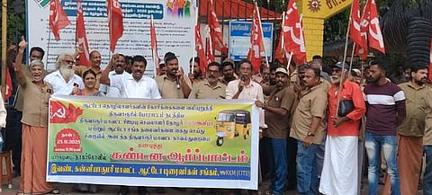 ஆா்ப்பாட்டத்தில் ஈடுபட்ட ஆட்டோ ஓட்டுநா்கள்.