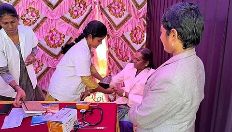 தேவகோட்டை துணை நீதிமன்ற வளாகத்தில் செவ்வாய்க்கிழமை நடைபெற்ற சட்ட சேவை முகாமில் அமைக்கப்பட்ட மருத்துவ அரங்கில் பரிசோதனை செய்து கொண்ட மாவட்ட முதன்மை நீதிபதி கே. அறிவொளி.