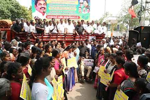 திருப்பூரில் ஆா்ப்பாட்டத்தில் ஈடுபட்ட அதிமுகவினா்.