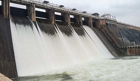 மணிமுத்தாறு அணையிலிருந்து வெளியேறும் நீா்.